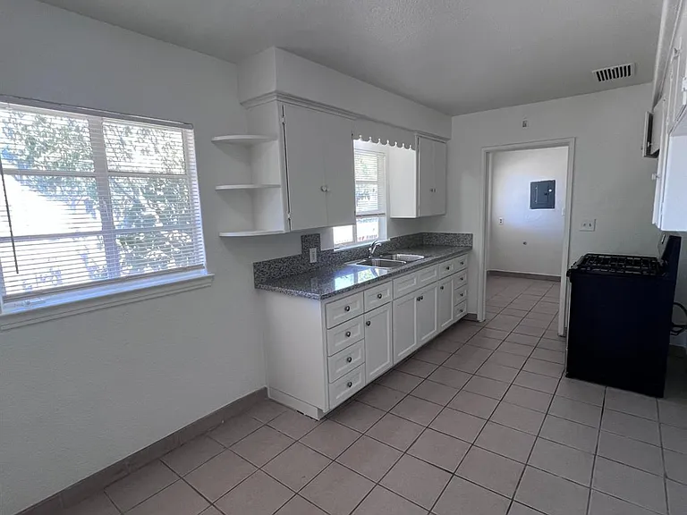 2905 E Lamona Ave — Photo 8