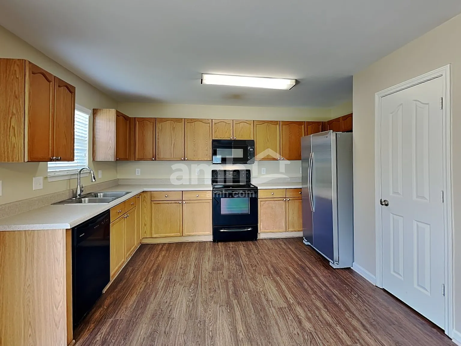 3 bed, 2.5 bath, 1872 sqft, $2,090 — Photo 3