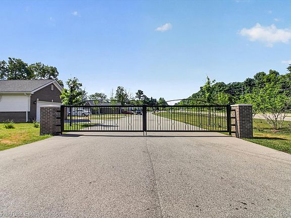 3rd image of 26640 Orchard Lake Rd
