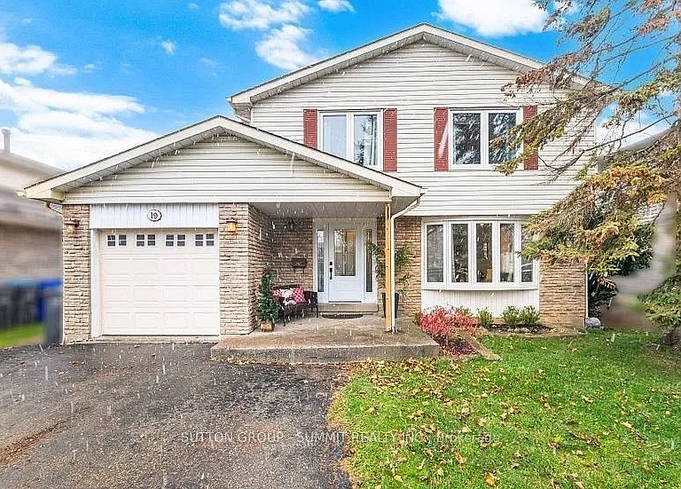 19 Jasper Cres #UPPER — Photo 1