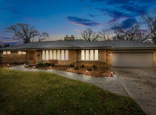 230 W Suburban Ct, Fox Pt, WI 53217