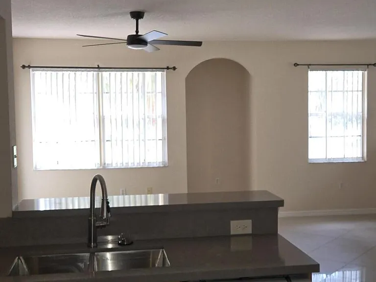 2505 Belmont Ln — Photo 8