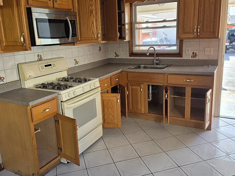 844-846 Van Buren Ave #1 — Photo 6