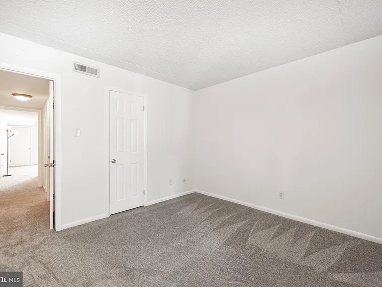 440 Summit House — Photo 15
