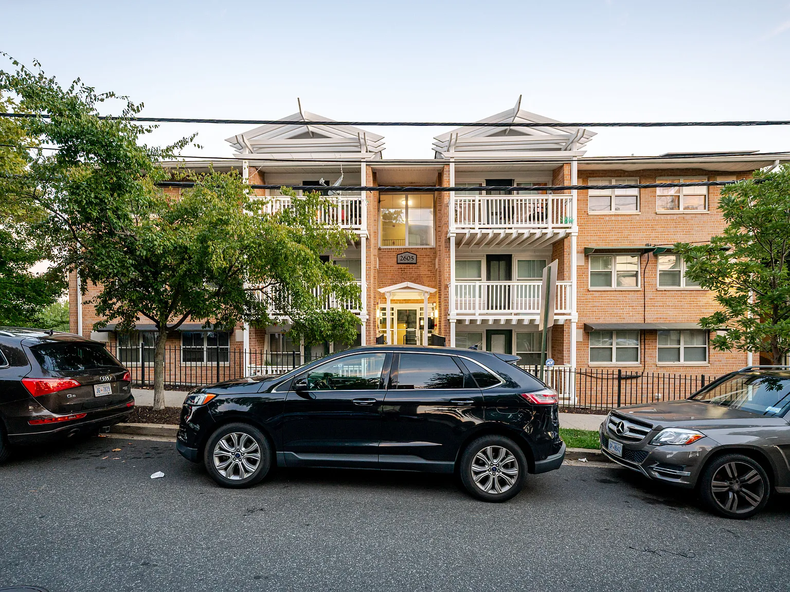 2 bed, 932 sqft, $2,100 — Photo 1