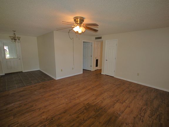 3rd image of 137 Dahlia Ct