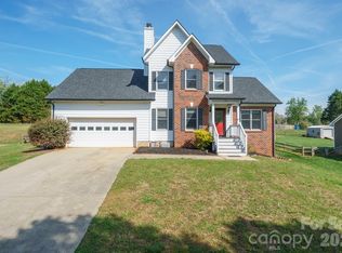 5406 Winding Oak Dr, Hickory, NC 28602