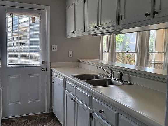 3rd image of 3331 Lubbock Dr
