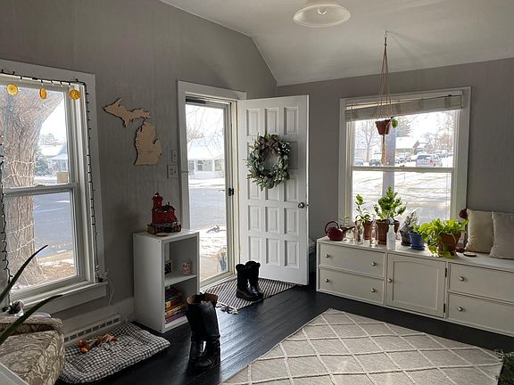 Entry or living room or... (photo from a past tenant)