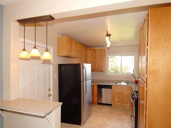 5th image of 1009 Holly St
