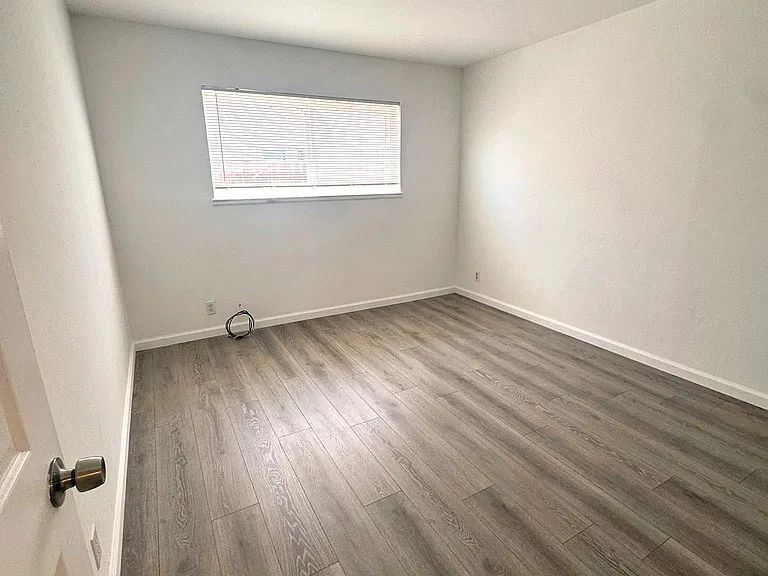 302 Dumont Ave — Photo 12