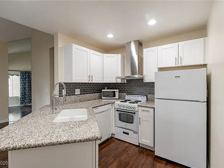 450 Elm Dr #206 — Photo 6