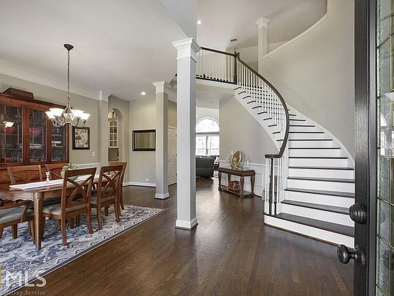 4th image of 935 Carters Grove Trl