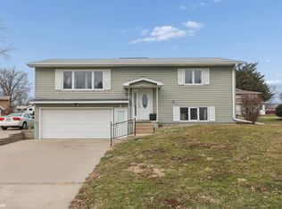 806 Henry Dr, Marshalltown, IA 50158