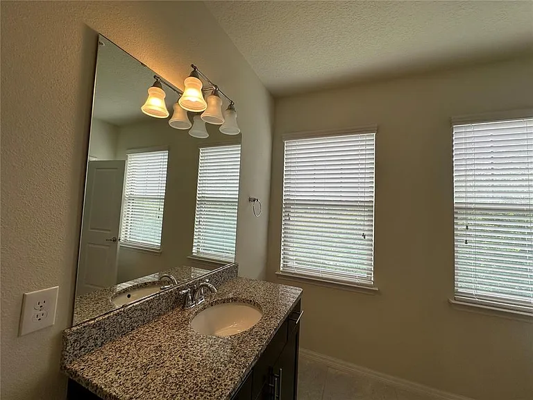 527 Piazza Point — Photo 47