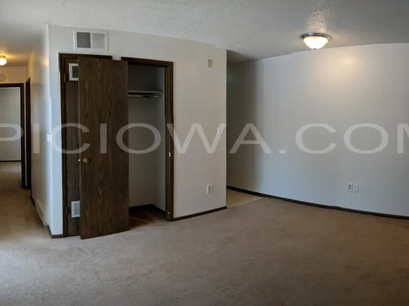 20 N 10th Ave #4, Hiawatha, IA 52233