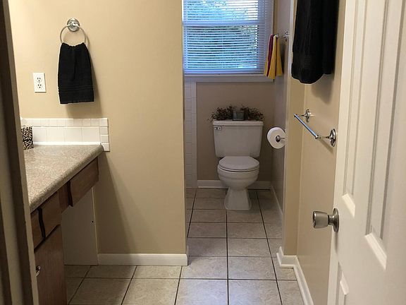 3rd image of 100 N Redwood Ln