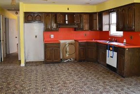 3rd image of 137 Mastic Blvd E