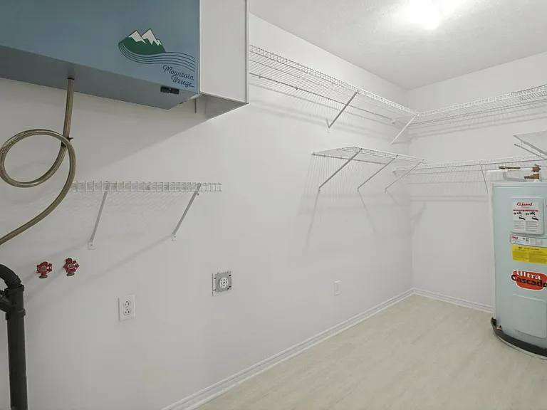 30 Fairlane Dr — Photo 11