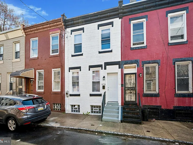 1216 W Firth St — Photo 1
