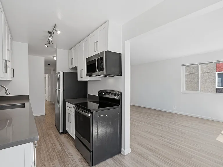 611-615 Apartments — Photo 6