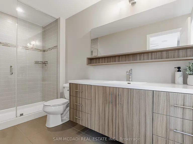 215 Dundas St E #9 — Photo 29