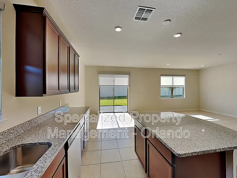3 bed, 2.0 bath, 1675 sqft, $1,999 — Photo 3