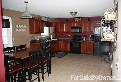 Kitchen : Kitchen w/ walk-in pantry approx. 6'x5' all appliances stay.