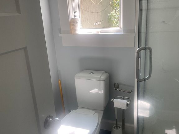 5th image of 657 Siskiyou Blvd #1