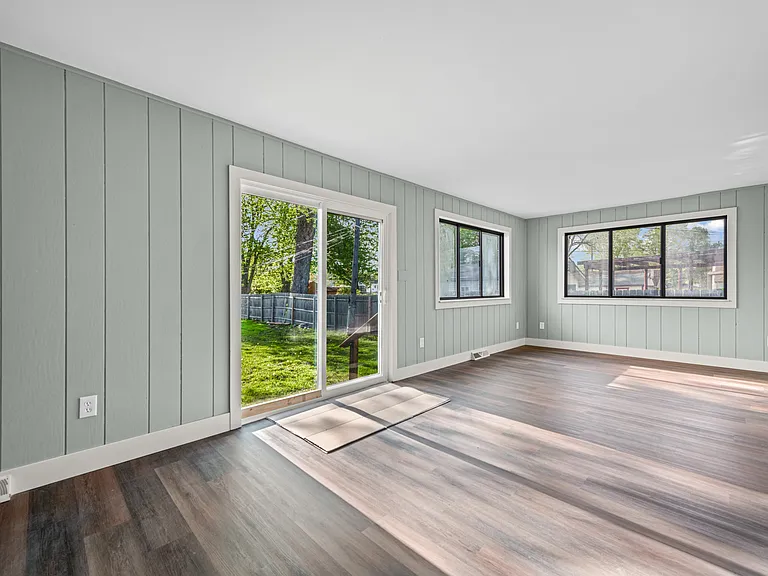 29131 Coolidge St — Photo 5
