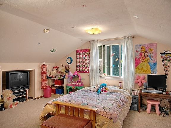 2nd upstaoirs bedroom