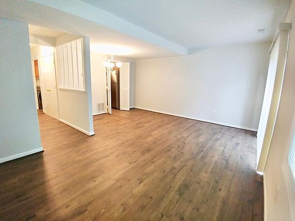 5th image of 402 Greenbrier Ct #402