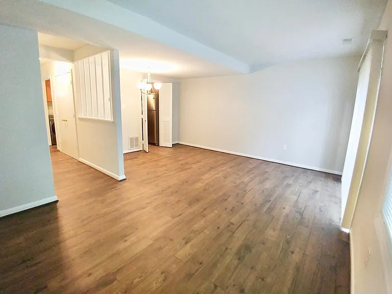 402 Greenbrier Ct #402 — Photo 5