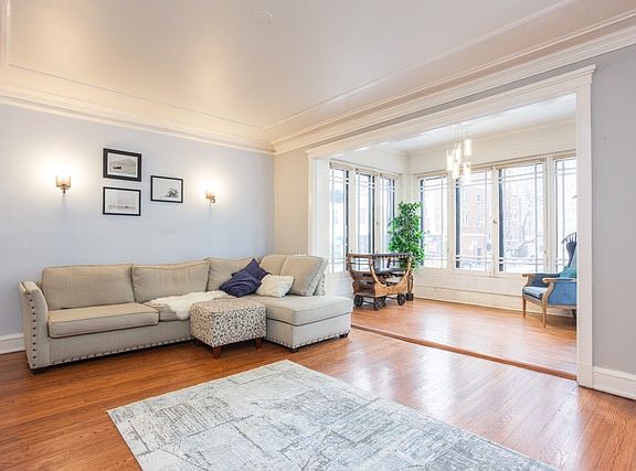 4th image of 4174 N Clarendon Ave
