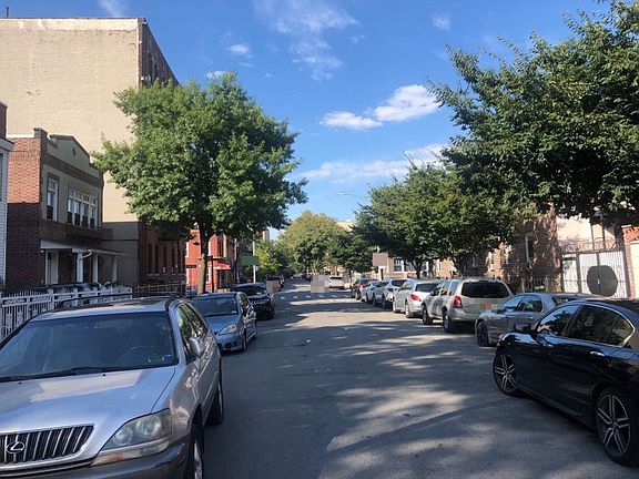 4th image of 1672 Townsend Ave