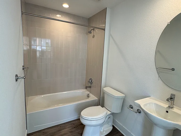1st floor bedroom's bath