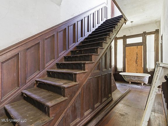 11th image of 530 Buschman St