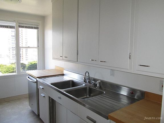 4th image of 1000 Green St APT 703