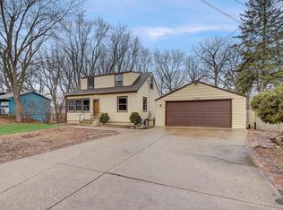 1745 Oakview Ln N, Plymouth, MN 55441