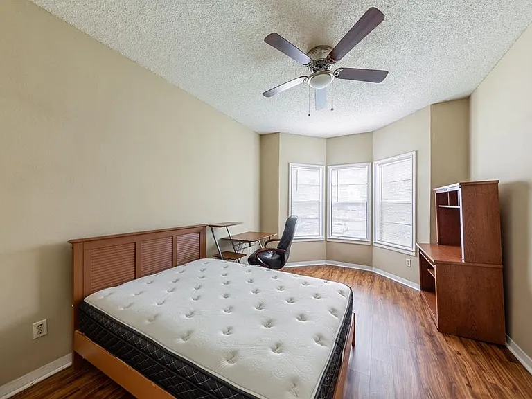 915 W 23rd St #101 — Photo 5