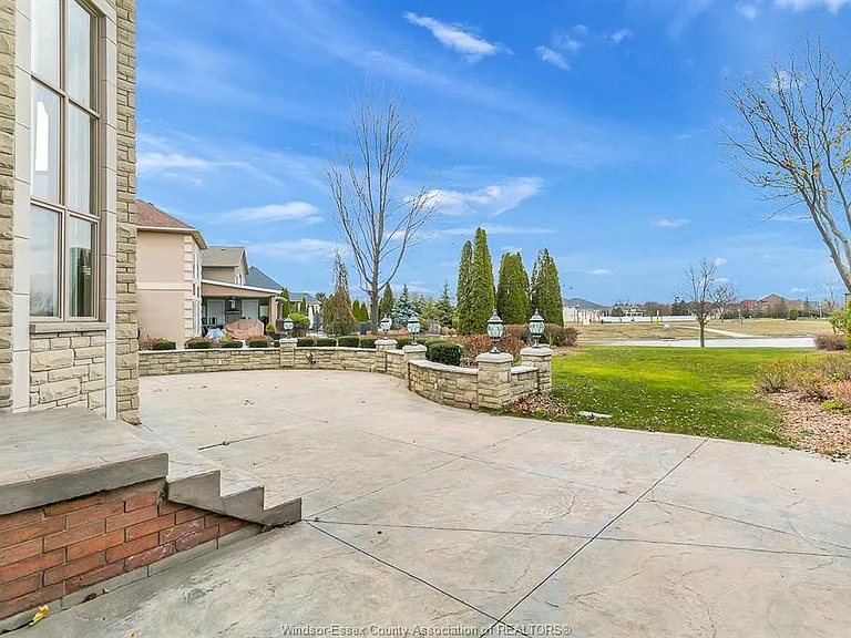 1585 Stoneybrook Cres — Photo 4
