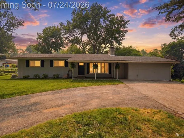 1052 Robinwood Ave, Waterford, MI 48328
