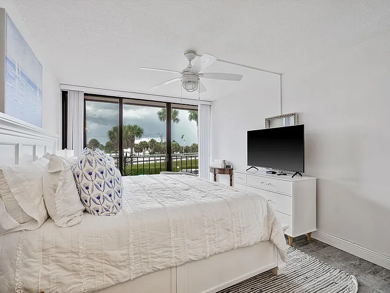 225 Beach Rd #205 — Photo 37