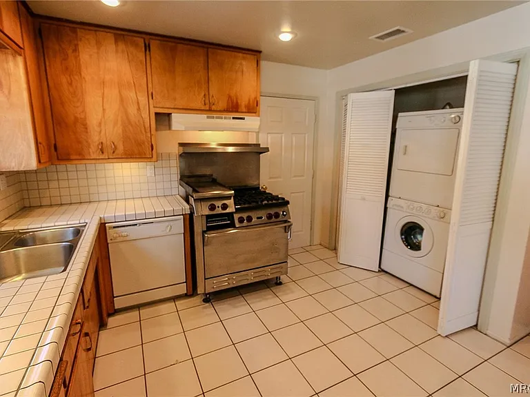 664 Barret Way — Photo 10