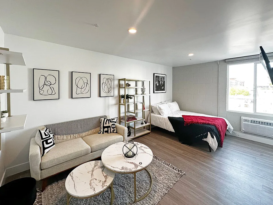 DLUX Lofts - Modern Downtown Studios