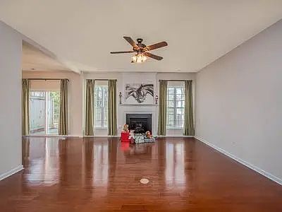 5th image of 512 Dyersville Dr