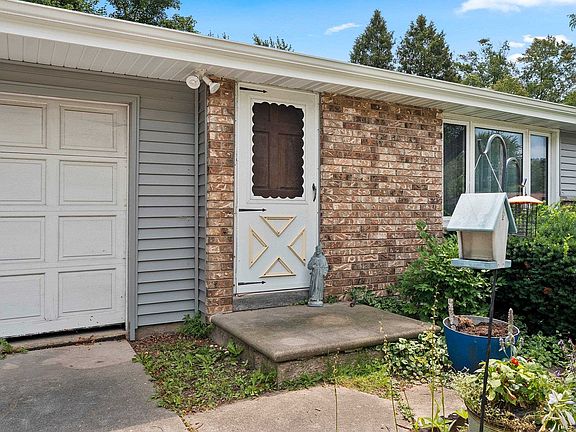 3rd image of 2661 Clive St