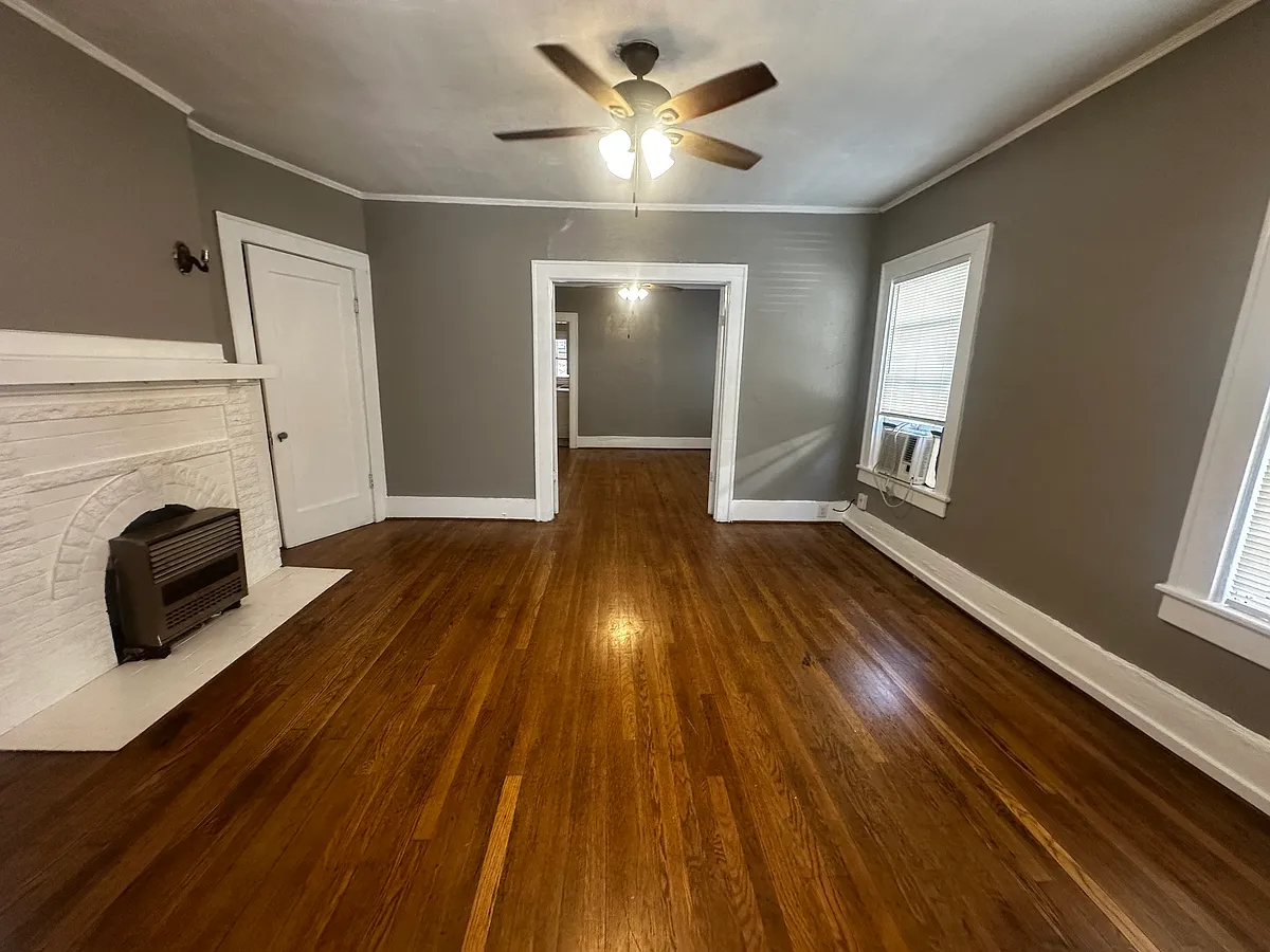 Photo 2 of 10 - 107 S Edgefield Ave #A - Dallas, TX Building Photo - 107 S Edgefield Ave #A