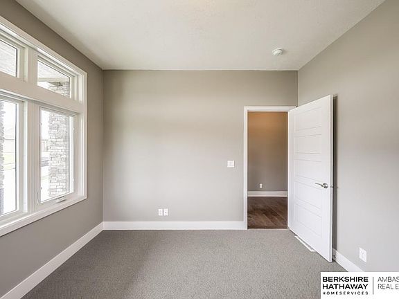5th image of 922 S 184 Avenue Cir