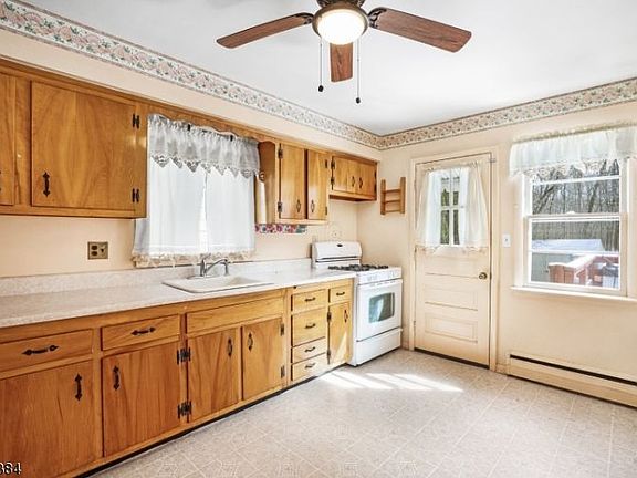 3rd image of 37 Lakeview Ave